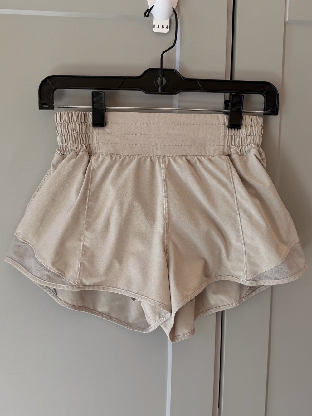 Lululemon Hotty Hot High-Rise Lined Short 2.5" Bone Size 4
